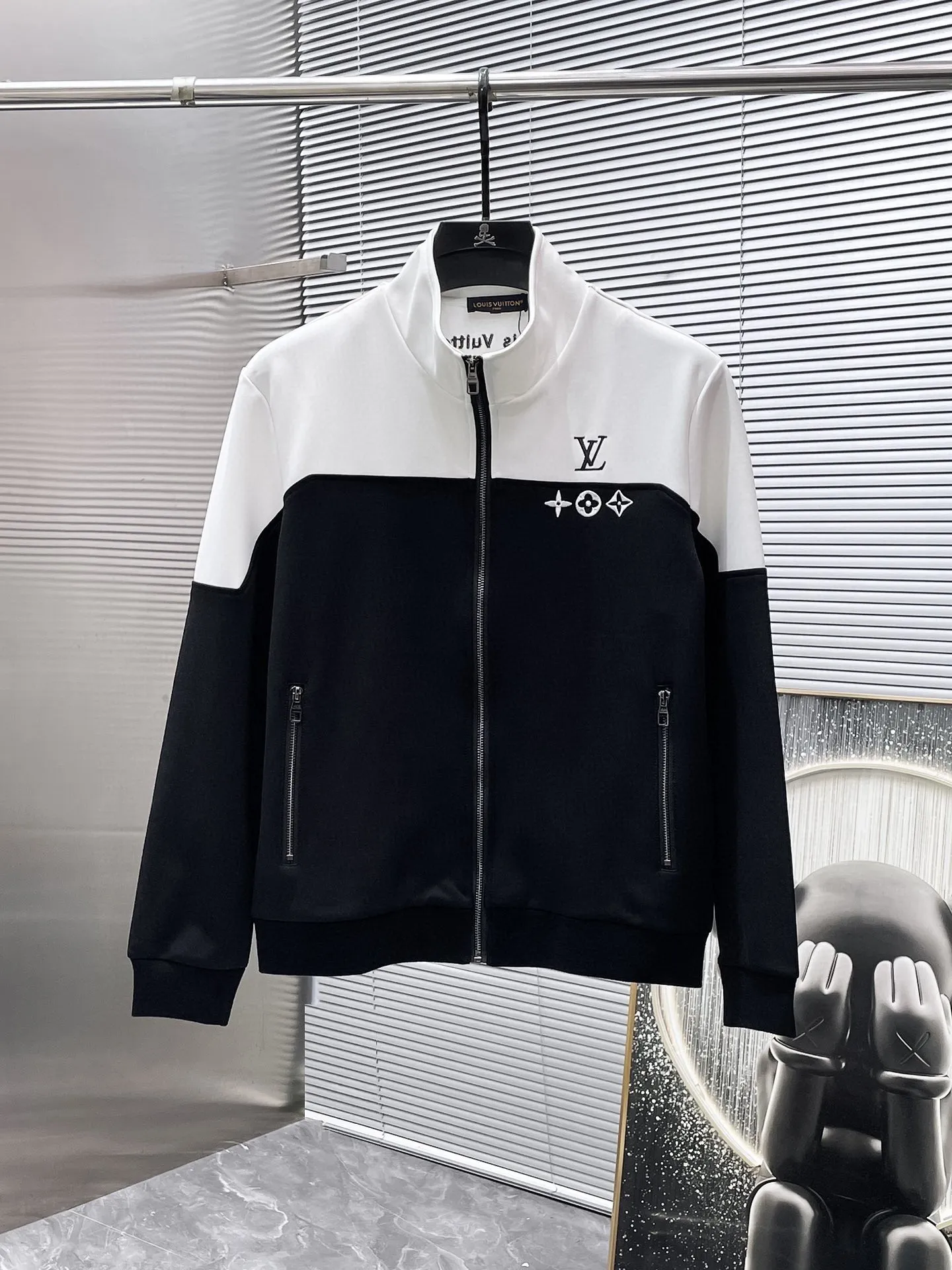 🅿️720 LV hot-selling suit is coming. Focus on the original version of the official website. 2025 new hot-selling cardigan suit. The original order is the best. 🇭🇰The meticulous work of top designers. It has a fitting and perfect upper body effect. All-natural high-quality Tencel Roman cotton 100%, close-fitting comfort, noble and elegant! Original hardware embodies elegance and nobility! Counter size: M-3XL (maximum wear up to 190 pounds)
